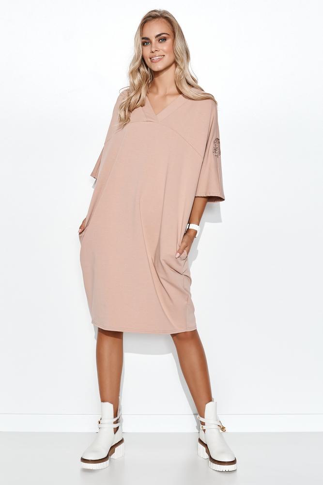 MAKADAMIA SUKIENKA DRESOWA OVERSIZE Z APLIKACJĄ NA RĘKAWIE CIEMNY BEŻ M708