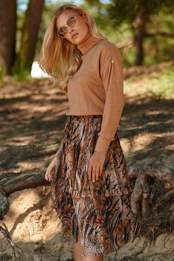 MAKADAMIA MIĘKKI DAMSKI GOLF Z DZIANINY PRĄŻKOWANEJ CAMELOWY M761