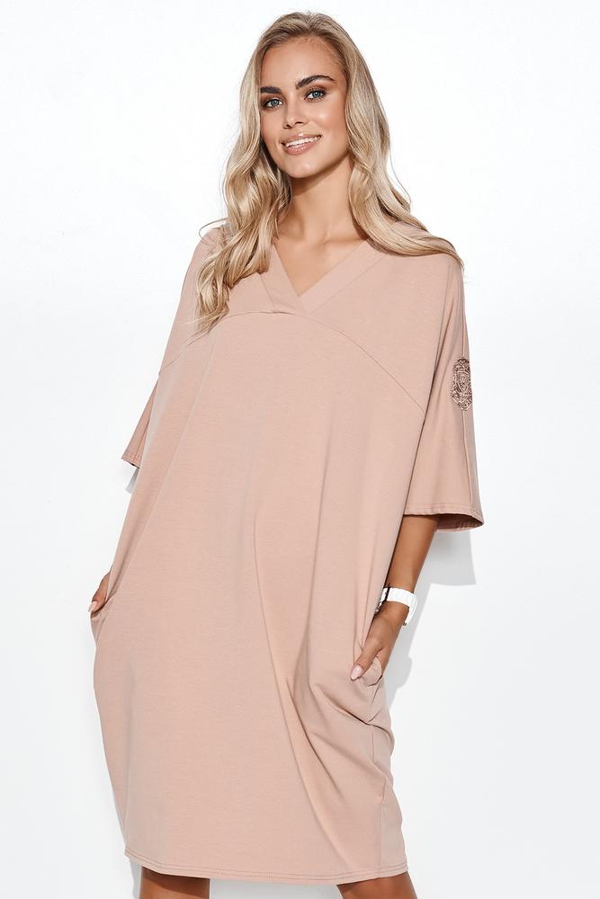 MAKADAMIA SUKIENKA DRESOWA OVERSIZE Z APLIKACJĄ NA RĘKAWIE CIEMNY BEŻ M708