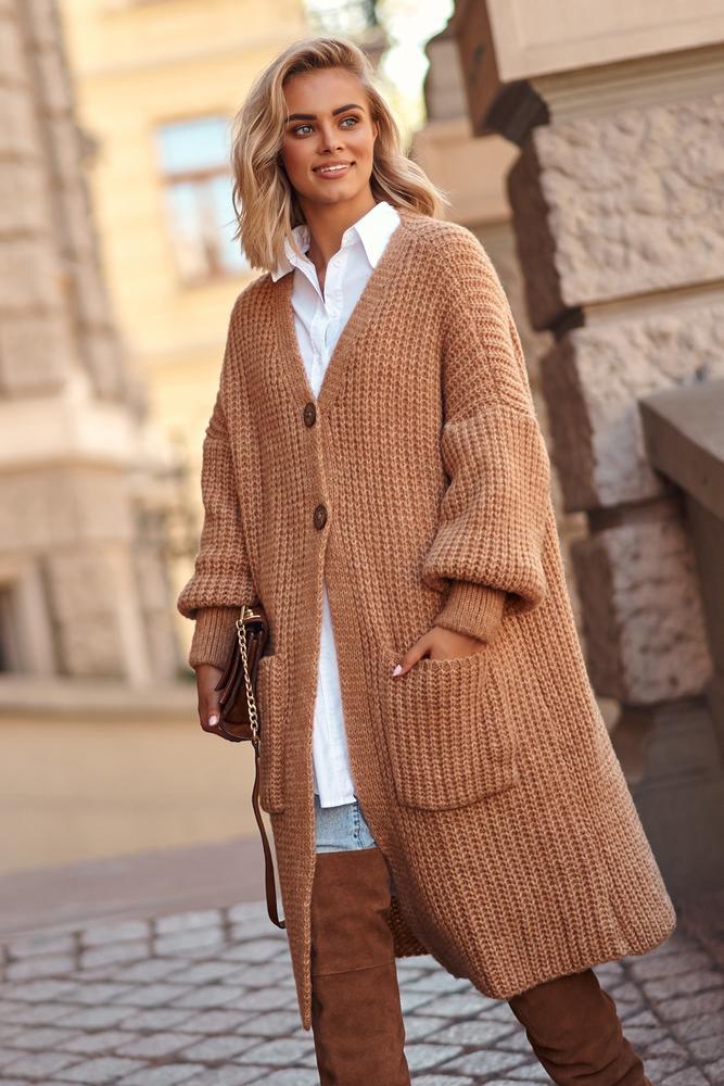 MAKADAMIA SWETER KARDIGAN Z KIESZENIAMI I GUZIKAMI CAMEL S101
